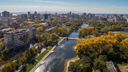 Fototapeta na wymiar Khabarovsk Park in the city center. city ponds. autumn. the view from the top. taken by drone.