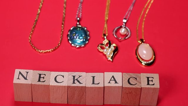 宝飾品とNECKLACEの文字