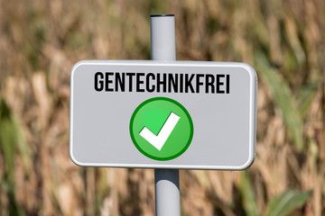 Landwirtschaft, Feld und Hinweis auf gentechnisch freien Anbau