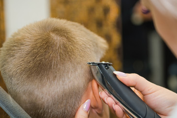To shave hair to make a haircut for a man with a typewriter