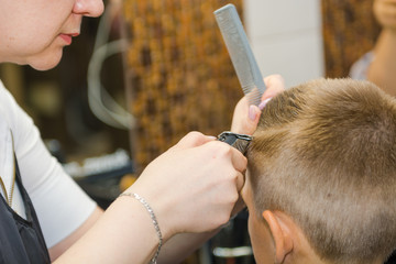 To shave hair to make a haircut for a man with a typewriter