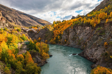 Arch bridge over Kawarau river near Queenstown, New Zealand © Cozyta