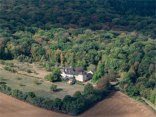 Fototapeta na wymiar Vue aérienne du château de Précy-le-Sec dans l'Yonne en France