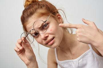 woman and raises her glasses and shows on the pimple