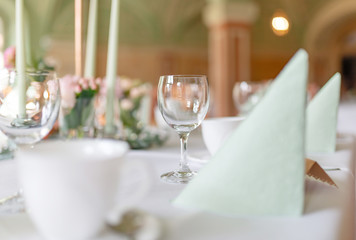 eingedeckte Festtafel