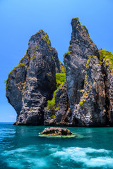 Obraz premium Rocks cliffs in the sea, Ko Yung island, Phi Phi, Andaman sea, K