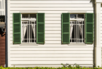 木造の洋館　外壁と窓