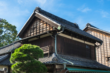 Fototapeta na wymiar 日本の伝統建築　二階建ての木造家屋２