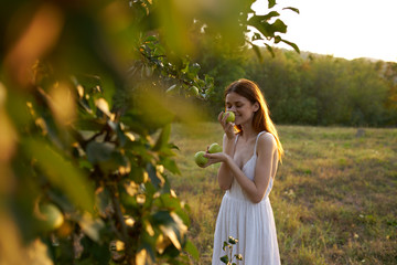 Obraz premium happy woman on nature stands near a tree