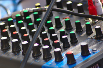 Audio-Mischpult für elektronische Musikinstrumente