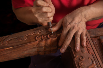 Obraz premium Carving and polishing of mahogany furniture