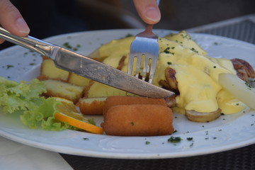 Teller mit Kroketten, und Käse-Schnitzel und Gemüse