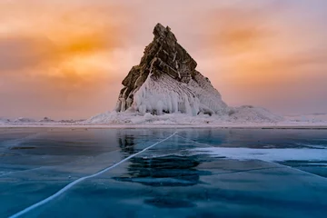 Felsen am Gefrierwassersee, Baikal Russland Wintersaison Naturlandschaft Hintergrund © pranodhm