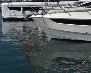 Yachts di lusso in banchina nel porto