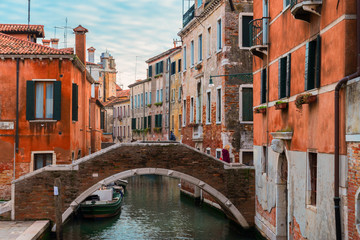 Fototapeta na wymiar traitional Venice canal with bridge and old houses, Italy