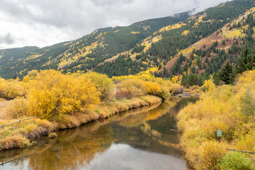 Fototapeta na wymiar Fall color and reflection on the Roaring River, Aspen, Colorado