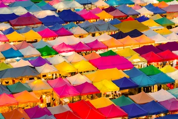 Mehrfarbiger Nachtflohmarkt aus der Vogelperspektive, Stadtbild der Innenstadt © pranodhm