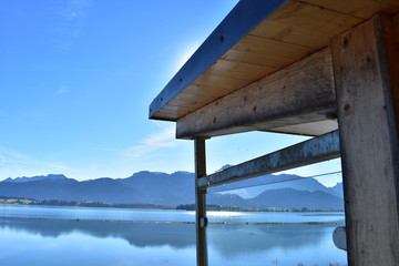 Hütte (hut) an einem See; blauer Himmel