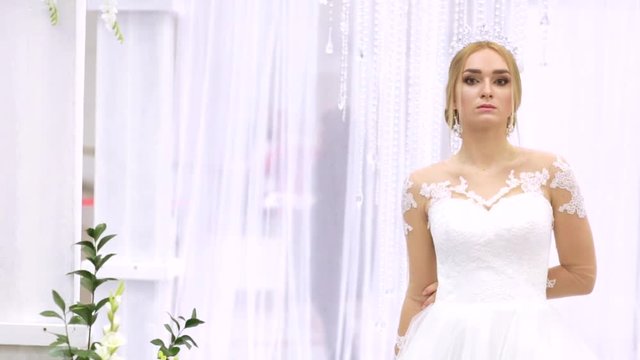 girl demonstrates the image of the bride at a wedding exhibition