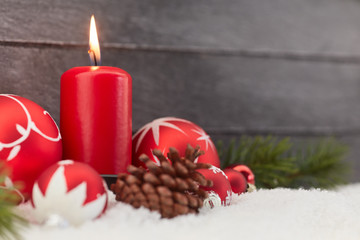 Kerze zu Weihnachten vor Holz