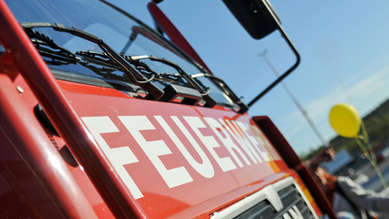 feuerwehr Leiterwagen Feuerwehrauto mit Einsatzgeräten ölbindemittel löschschaum und schlauch