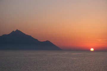 Berg Atos als Silhouette bei untergehender Sonne, Griechenland - obrazy, fototapety, plakaty