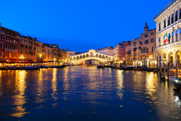 Fototapeta na wymiar view of famouse Rialto bridge illuminated at night, Venice, Italy