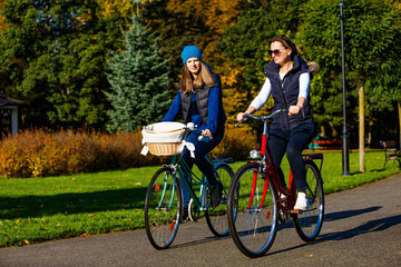 Fototapeta premium Healthy lifestyle - people riding bicycles in city park