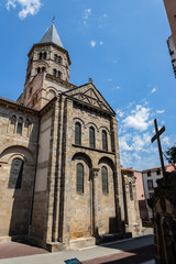 Fototapeta na wymiar Basilique Notre-dame du Port à Clermont-Ferrand