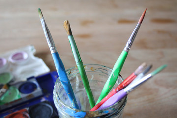 Bunte Pinsel auf Holzhintergrund