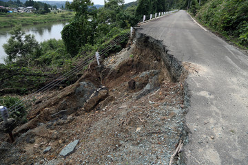 崩れた道路