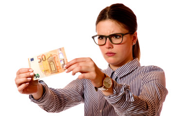 Junge Frau prüft Geldschein 