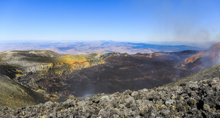 Cratere dell'Etna in Sicilia © Etna ·REC Attivo