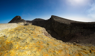 Paesaggio panoramico al cratere del vulcano Etna in Sicilia © Etna ·REC Attivo