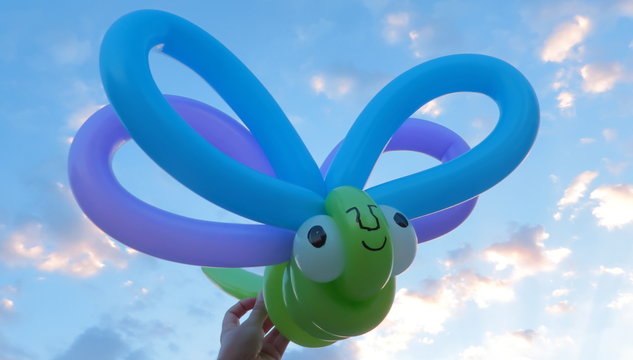 Libelula de globos de colores . Figura de globoflexia