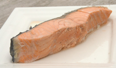 saumon cuit dans assiette