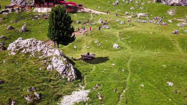 Die Alpen mit der Drohne - Zoom out Flug an einer Alpenh&uuml;tte