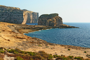 Skaliste wybrzeże wyspy Gozo na Malcie
