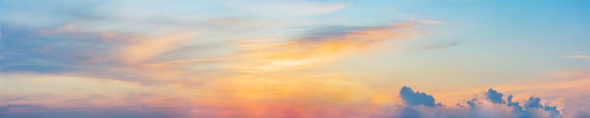 Dramatischer Panoramahimmel mit Wolken in der Dämmerung. Panoramabild.