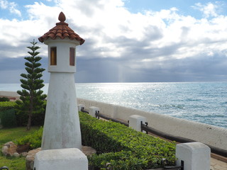 Mini faro en la costa de Vilanova i la Geltrú.