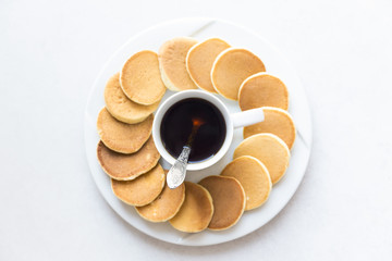 Блины и чай на белом фоне