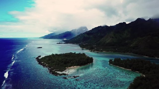 Landschaft in Moorea (Tahiti) mit gr&uuml;nen Bergen und kirstallklarem blauen Wasser