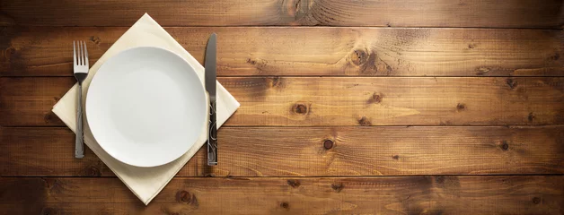 Rolgordijnen Eten bord, mes en vork op servetdoek