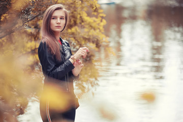 Fototapeta na wymiar Young girl in autumn park