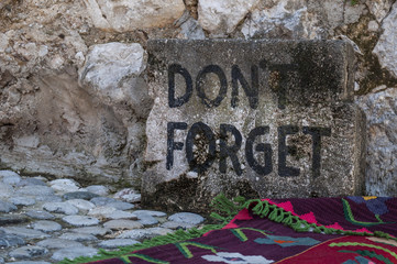 Bosnia: una pietra con su scritto Non dimenticare vicino allo Stari Most (Ponte Vecchio) a Mostar, monito per ricordare la guerra croato-bosniaca che nel 1993 portò alla distruzione della città 