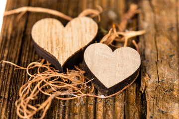 Zwei Herzen aus Holz liebevoll dekoriert