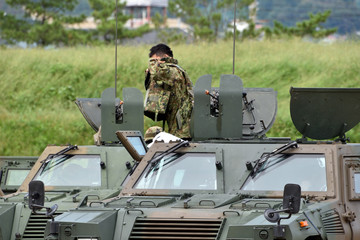 装甲車に乗った自衛官