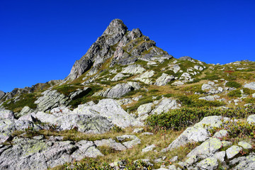 Россия, Архыз. Горы в сентябре на фоне синего неба
