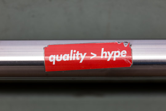 Slogan Qualit&auml;t ist wichtiger als Hype