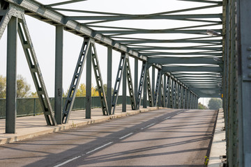 Kostheimer Brücke über den Main